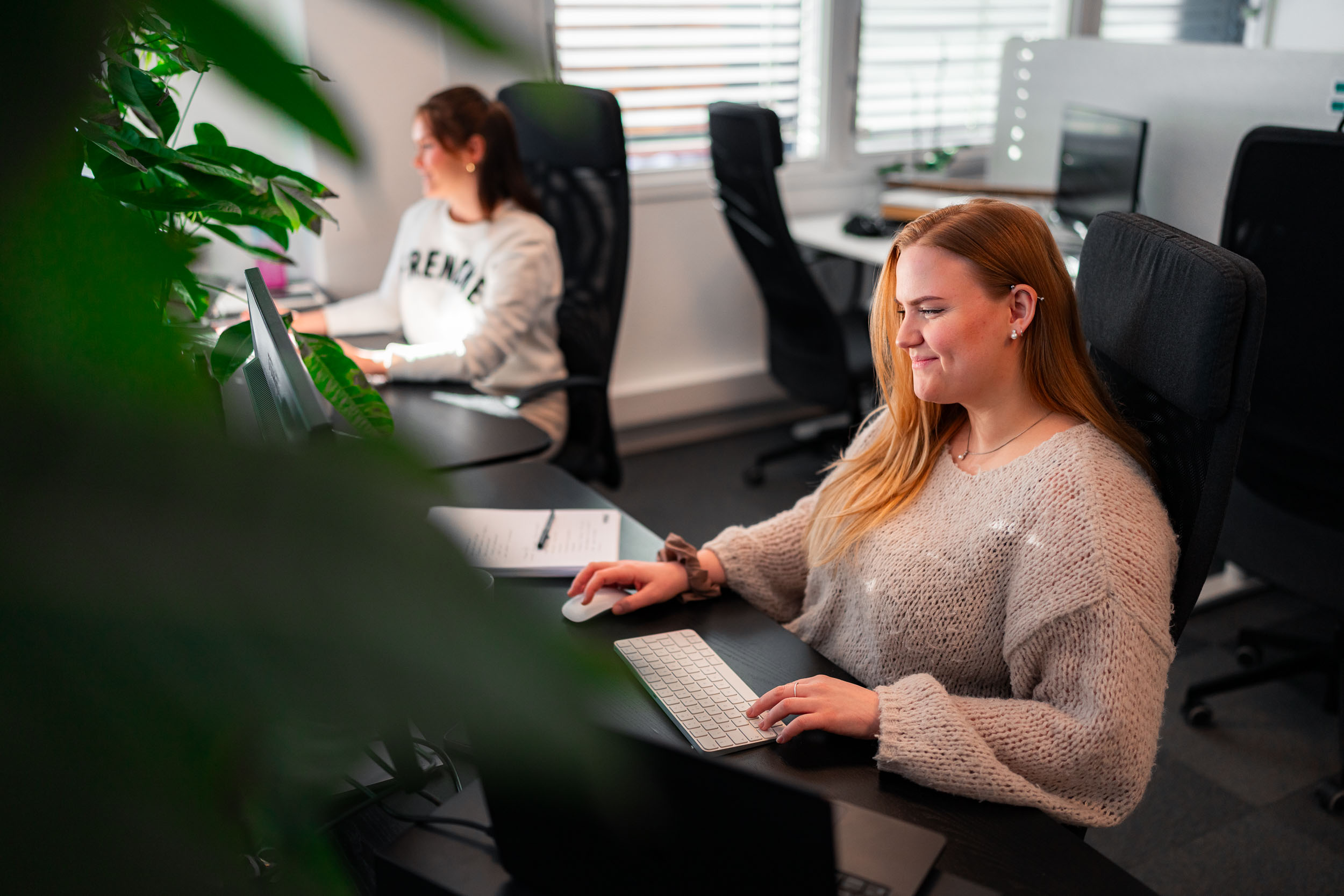 Utvikler hos Akari foran skjermen